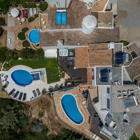 Luxurious Beachfront De La With Private Acces 빌라