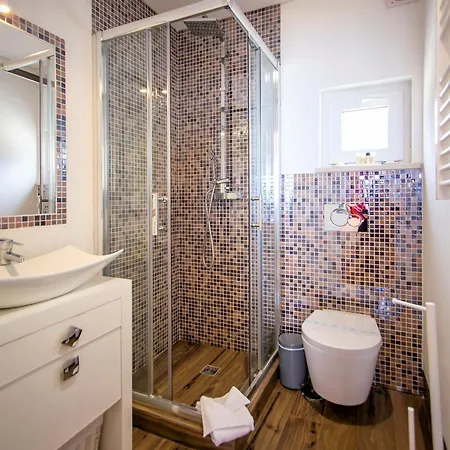 Villa Beachfront - Private Access - Walk Everywhere Without Car - Pool & Jacuzzi *