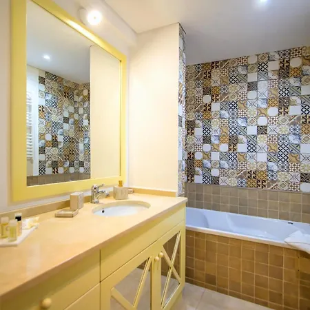 Beachfront - Private Access - Walk Everywhere Without Car - Pool & Jacuzzi *