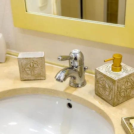 Luxurious Beachfront De La With Private Acces 别墅