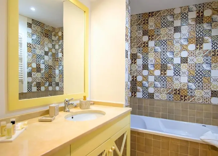 Exclusive Beachfront Villa In Albufeira - Private Beach Access - Heatable Pool & Jacuzzi - Sleeps 10 *