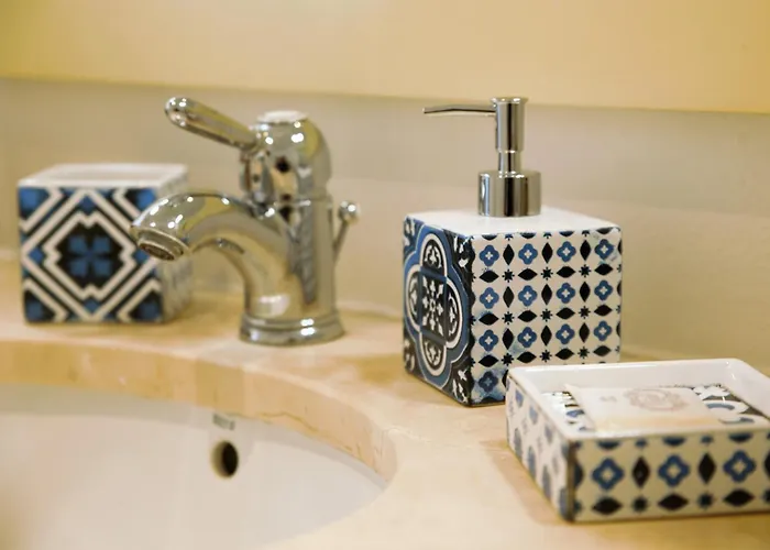 Exclusive Beachfront Villa In Albufeira - Private Beach Access - Heatable Pool & Jacuzzi - Sleeps 10 *